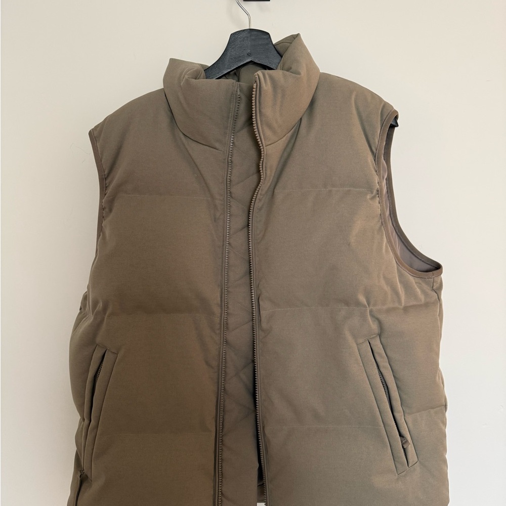 lululemon athletica Men's Puffer Vest in Olive Brown